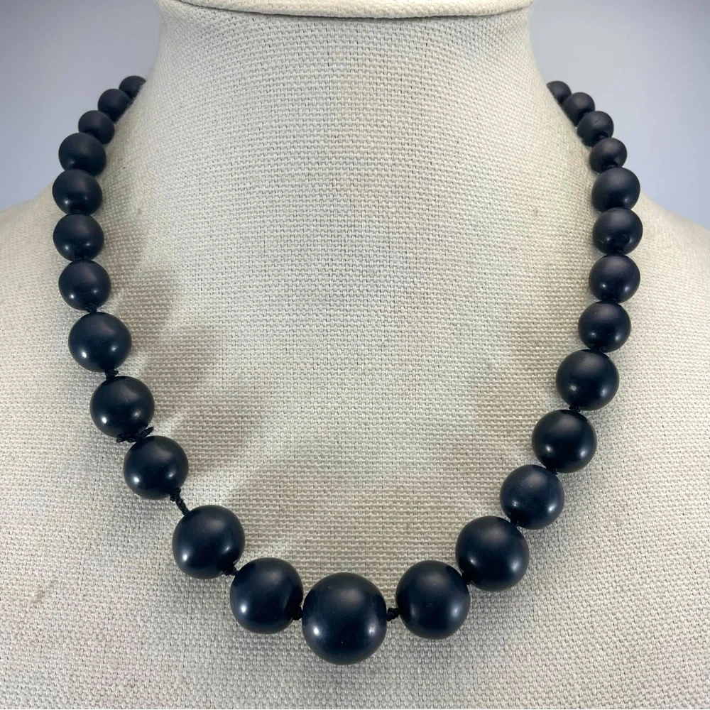 Beautiful Unsigned Matt Black Agate Gemstone Graduated Silver Tone Necklace